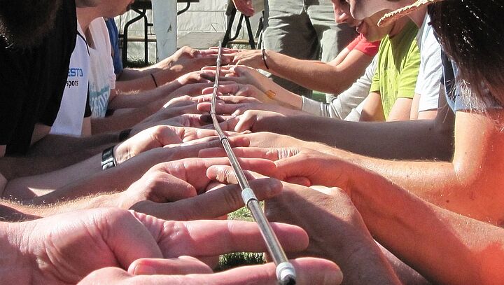 TeamBuilding - Floßbauen und Floßfahren - Teambuilding Spiel-Zauberstab
