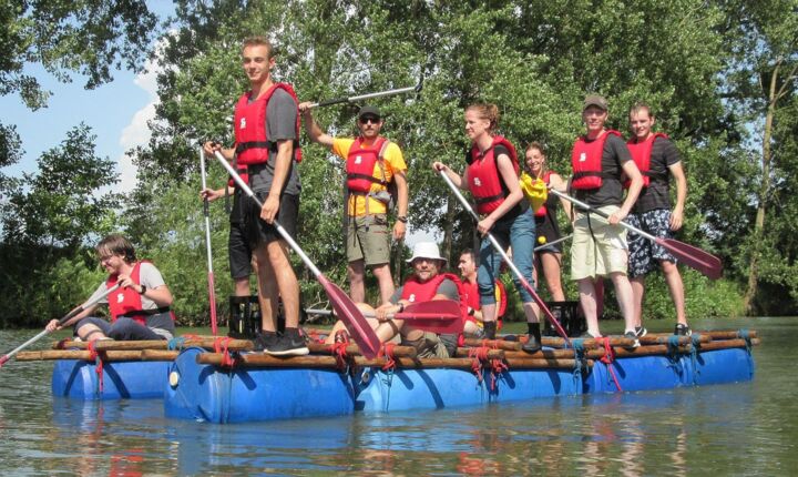 TeamBuilding - Floßbauen und Floßfahren - In Teams auf dem Neckar mit den selbstgebauten Flößen fahren