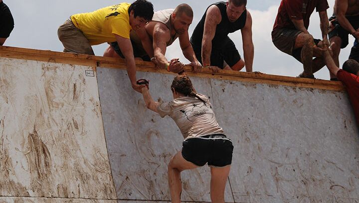 TeamEvent - Trocoloco AdventureRun - Teamarbeit beim überwinden eines Hindernis