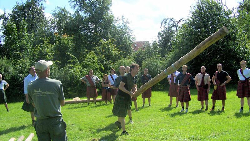 TeamEvent - Highland Games - Baumstamm-Slalom im Schottenrock