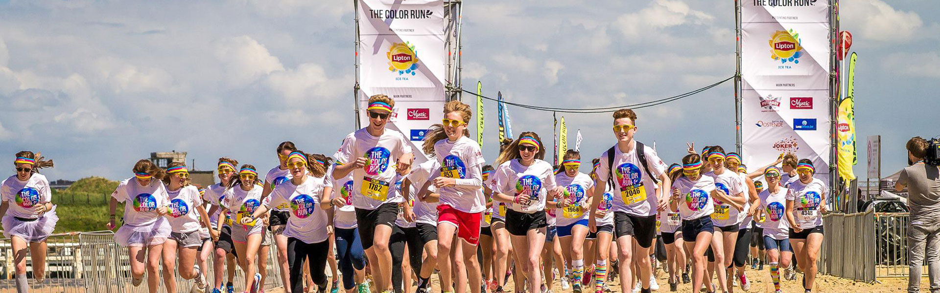 TeamEvent - Trocoloco AdventureRun - Läufer beim Start des Hindernislaufs